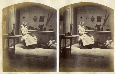 22358 Afbeelding van een dienstmeid en Henriëtta Diederika van Rheden (1857-1926), zittend in de keuken van het huis De ...